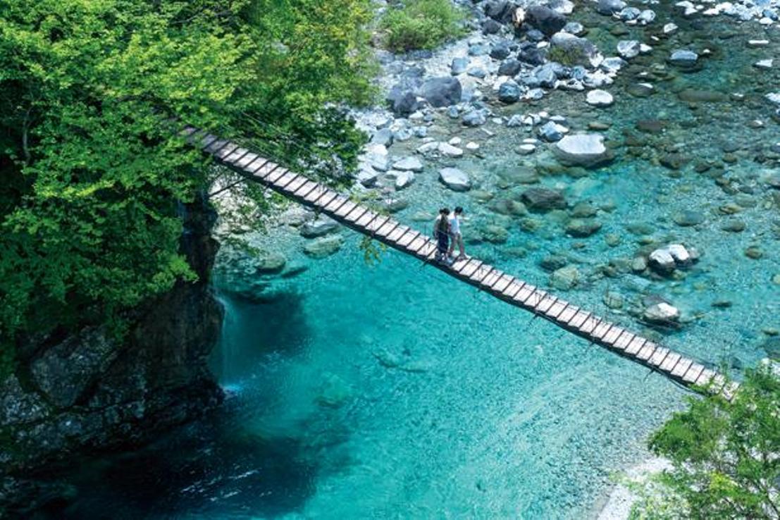 Sungai biru di bawah begitu bening sehingga kamu bisa melihat dasar sungai