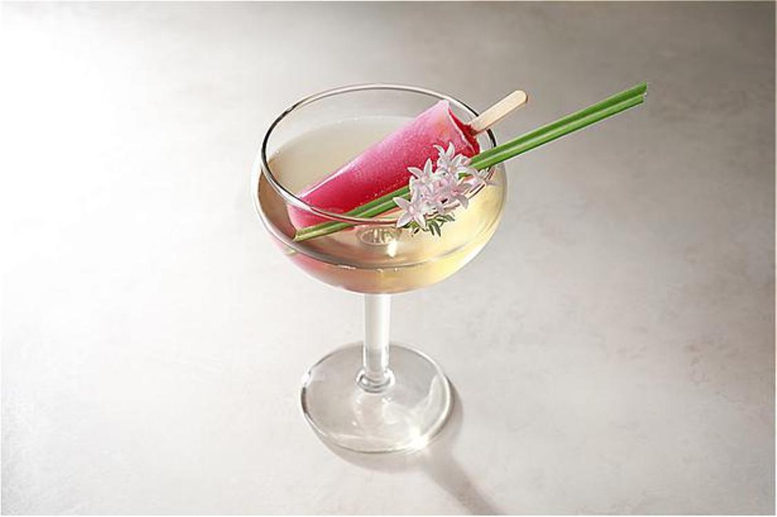 Cocktail tersedia di TEAVANA di lantai dua