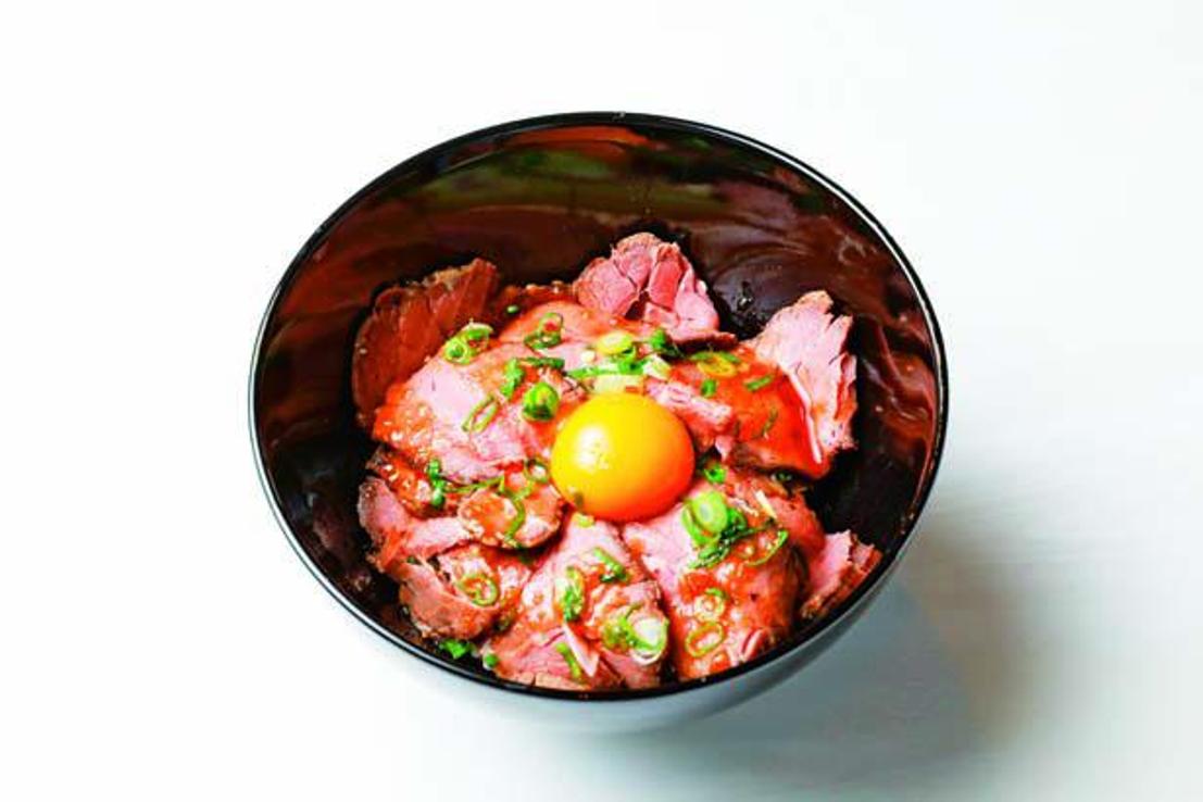 Daging sapi empuk dengan saus bergaya Jepang, kombinasi yang sempurna untuk menu nomor satu, Roast Beef Don (1.100 yen)
