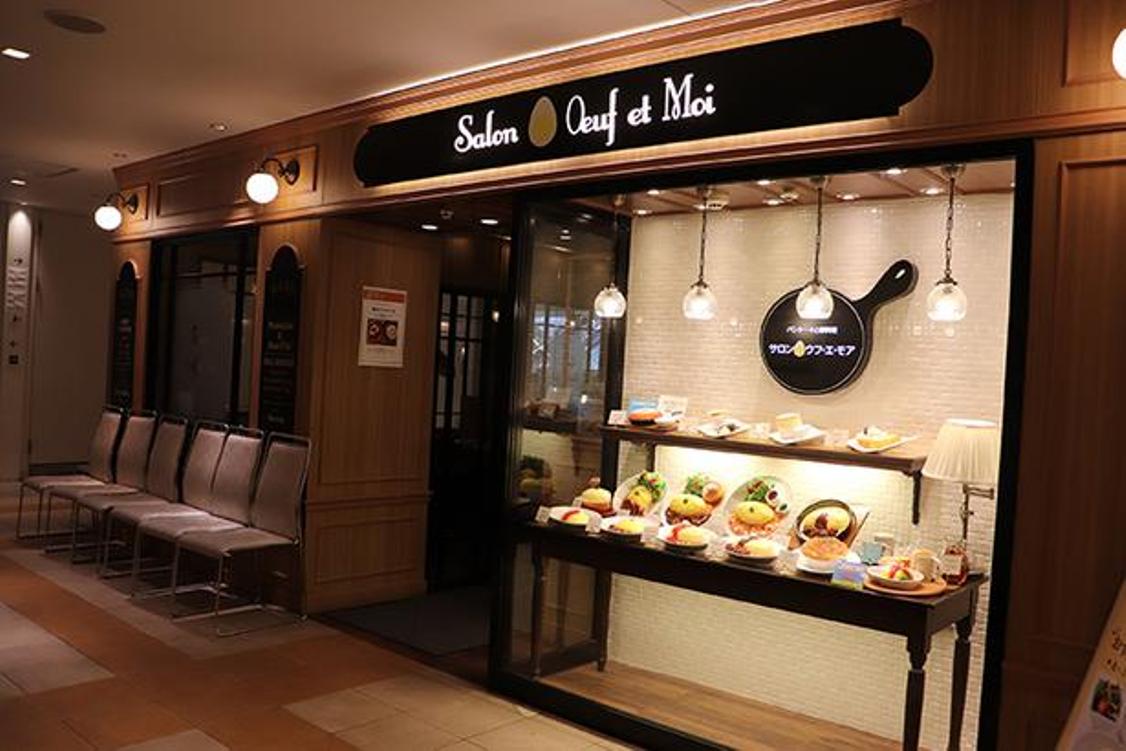 Kafe ini terletak di dalam lantai 10 Dining Park Yokohama, SOGO Yokohama. Kamu bisa menikmati hidangan kafe ini setelah selesai berbelanja.