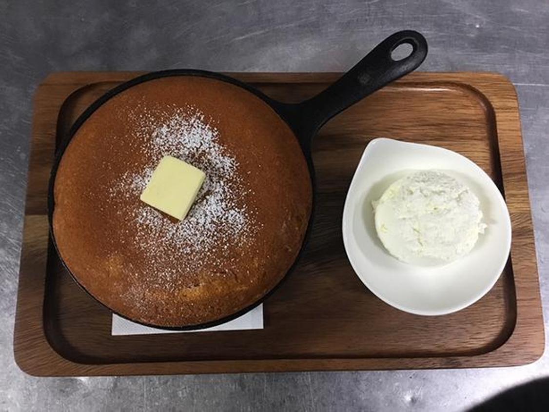 Castella Pancake (dengan whipped cream) seharga 842 yen. 
