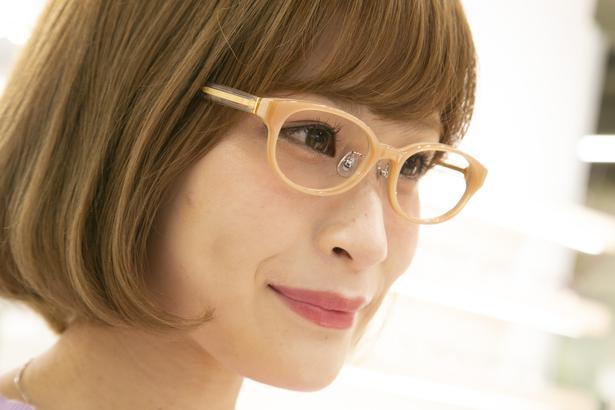 Warna bertema musim semi dari kacamata tipe Oval  membuat wajah Tsuzuki memiliki kesan yang lembut. 