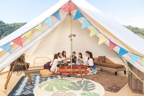 Glamping & Cafe Base Beach menawarkan area yang luas di sepanjang pantai dimana pengunjung dapat berpesta barbeku sambil menikmati glamping (berkemah dengan glamor).