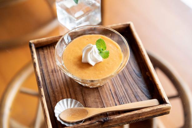 Mousse yang terbuat dari buah musiman (500 yen atau Rp 67.000). Foto di atas memperlihatkan Persimmon Mousse
