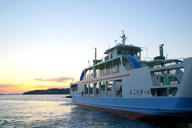 Pulau dapat dijangkau dengan perjalanan menggunakan kapal feri selama lima menit dari Ushimado. 