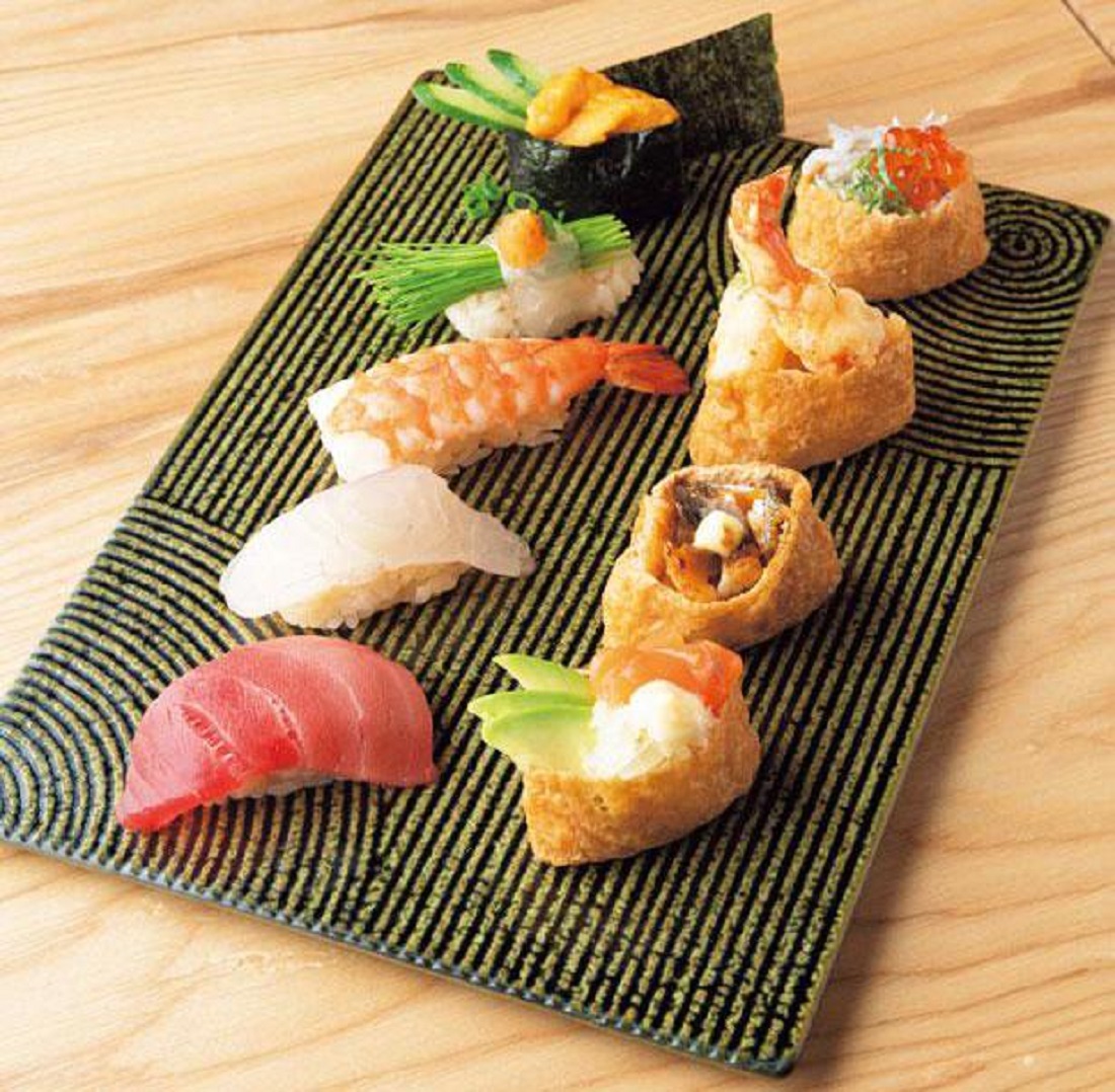 Selain sushi nigiri, kamu  harus mencoba hidangan agemaki (gambar di sebelah kanan) yang disajikan dengan isian seperti salmon alpukat atau mentega belut dengan harga masing-masing 410 yen, dan isian udang seharga 518 yen.