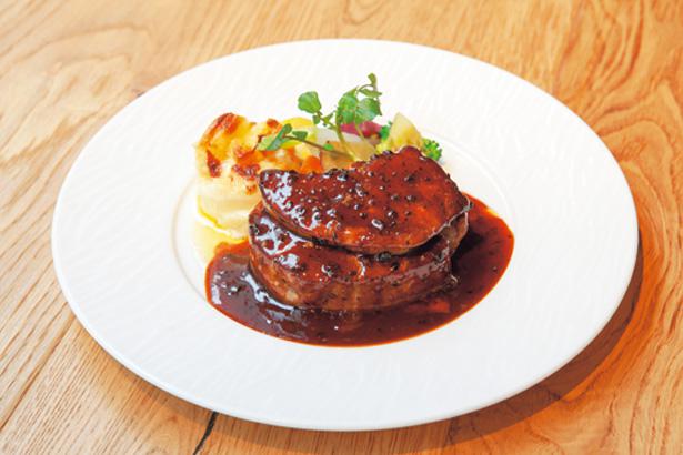 Saus Steak Truffle Tenderloin Prancis klasik, dengan Rossini Style seharga 2.678 yen, disiapkan oleh kepala koki.