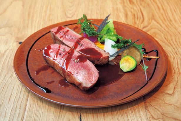 Fillet bebek dengan saus framboise panggang dan sayuran kukus dengan harga 1.922 yen ini terdiri dari 300 gram daging bebek yang dipanggang pada suhu rendah. 