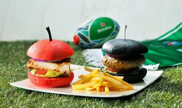 Hamburger merah yang terinspirasi dari seragam tim Jepang, dan Humburger hitam yang terinspirasi dari seragam tim New Zealand ini sangat instagrammable.