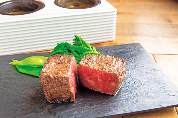 Steak Kuroge Wagyu Akami yang dipanggang dengan arang seharga 3.564 yen per 200 gram.
