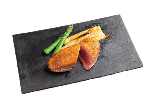 Saus lada Jepang berwarna oranye dan hijau adalah aksen yang sempurna untuk hidangan Charcoal Grilled Duck dengan harga 3.132 yen.
