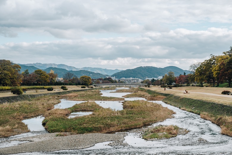 Ilustrasi sungai di Kyoto, Jepang.
