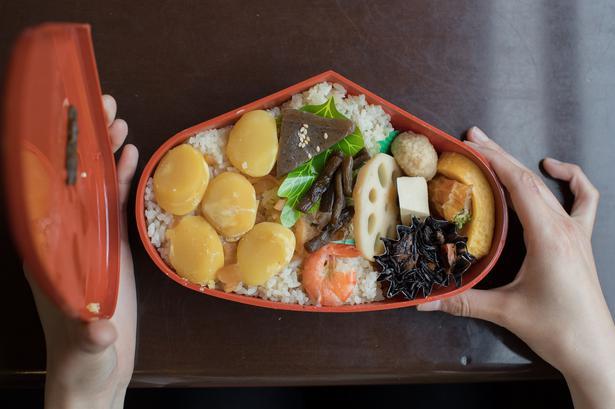 Bento Kurimeshi berupa set kotak makan siang dengan hidangan nasi kastanye seharga 1.100 yen. Ukuran kastanye besar-besar.