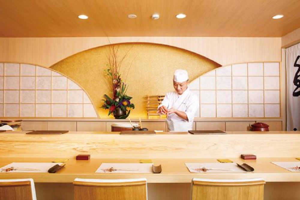 Saksikan bagaimana Urayama membuat sushi dari kursi konter, yang akan menjadi pengalaman berharga!