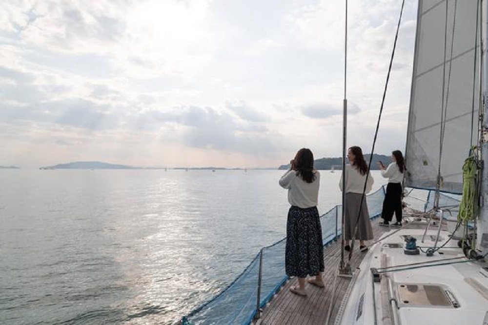 Air laut yang tenang akan membuat pikiranmu tenang.