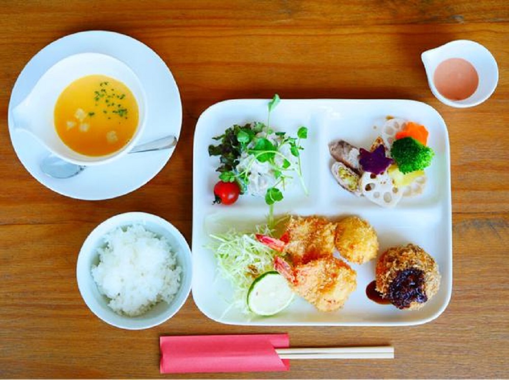 Mixed Fry Set Meal yang dilengkapi dengan minuman dan makanan penutup seharga 1.100 yen ditawarkan dengan porsi terbatas setiap harinya.