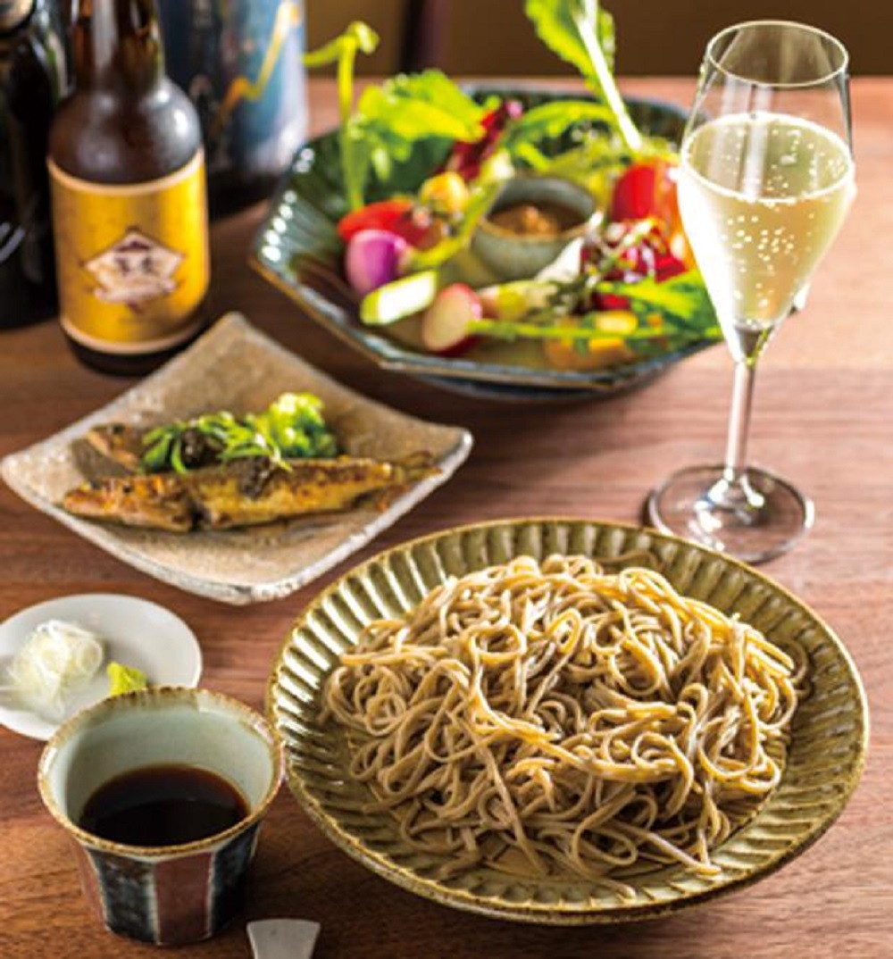 Pastikan untuk mencoba mie soba sebagai makanan penutup! Shimeno-osoba-mori atau mie soba dingin seharga 864 yen (depan) dan ikan confit seharga 950 yen (tengah) yang cocok dinikmati dengan anggur Nagano.