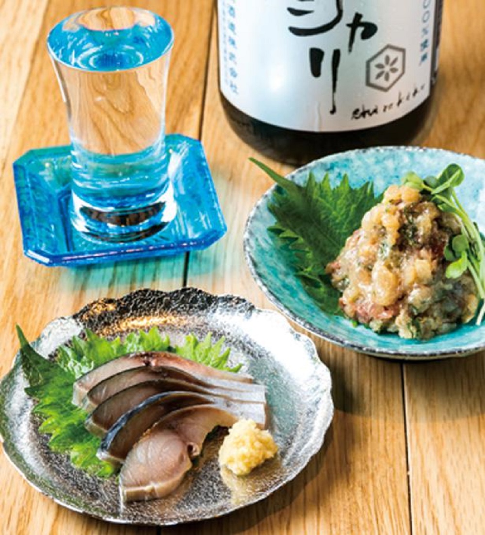 Shime-shaba yang direndam dengan marinade dengan rasa  ringan seharga 540 yen (depan) dan osakana namerou atau ikan cincang halus dengan miso seharga 486 yen (kanan tengah) adalah dua lauk populer di pub ini.