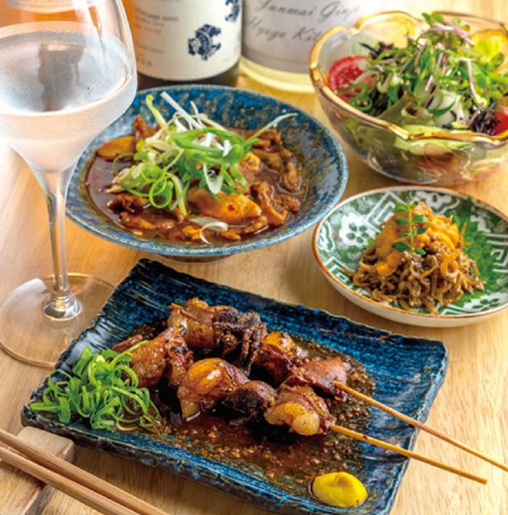 Wagyu Motsuno-doteni atau semur daging babat seharga 918 yen (depan), Uni Chirimen-jyako atau landak laut dan ikan sarden kecil kering seharga 518 yen (kanan), salad Kyoto seharga 842 yen (belakang) semuanya enak dinikmati bersama sake. *Makanan di foto dapat berubah atau mungkin tidak tersedia tergantung musim.