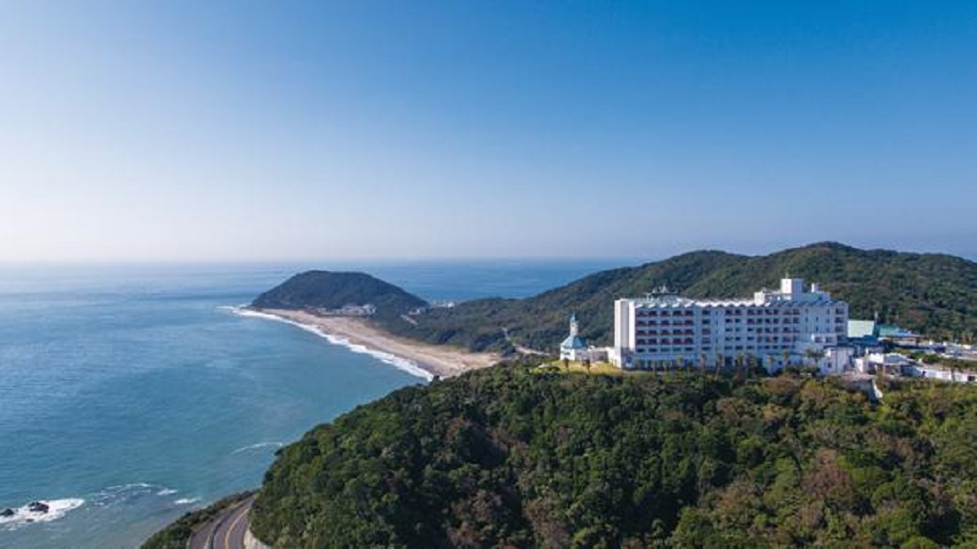 Semua kamar di hotel resor ini memiliki pemandangan ke arah laut. Wisatawan bebas menikmati matahari terbit dan terbenam.