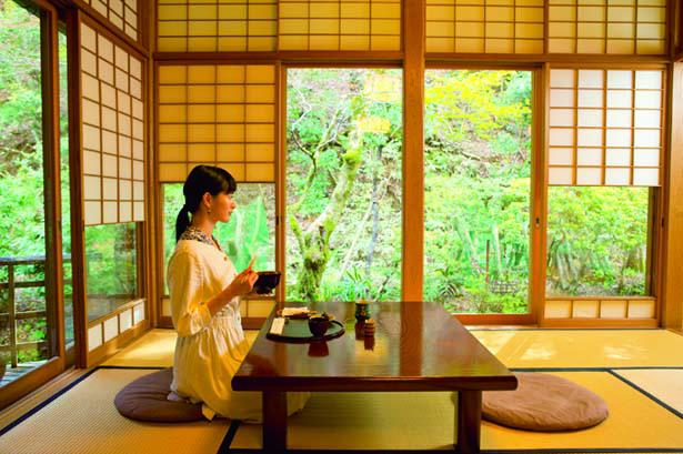 Pengunjung dapat menikmati makan siang di ruangan bergaya Jepang dengan pemandangan yang menyegarkan.