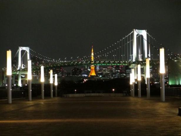 Pemandangan malam dari Dek Daiba (West Promenade)