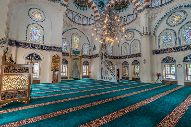 Interior Masjid Tokyo Camii di Jepang.
