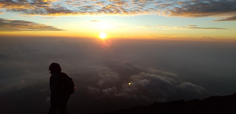 Mendaki Gunung Fuji.