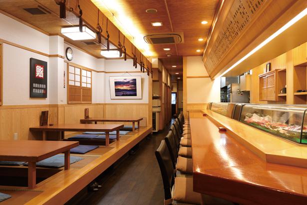 Terdapat konter luas dan kursi meja kecil bergaya Jepang terpisah di lantai pertama dan ruangan bergaya Jepang di lantai dua.