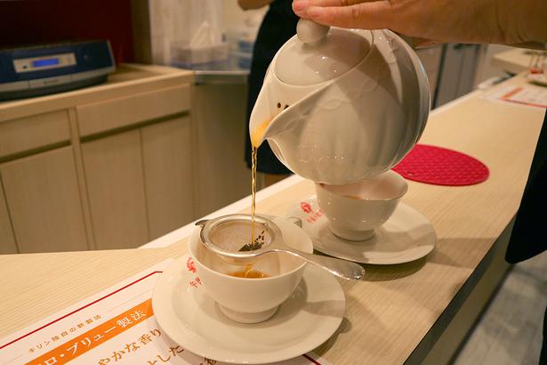 Cicipi teh aromatik yang dibuat melalui Micro Brew Process.