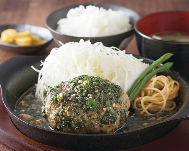 Tonberg Set yang dijual dengan harga 1.210 yen terbuat dari daging babi cincang dan irisan daging babi Tonteki.