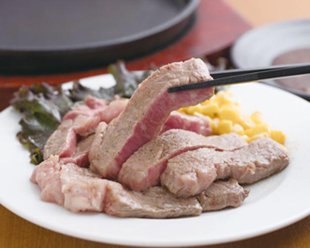 Zeitaku Steak yang dijual seharga 3.240 yen per 200 gram nya, menggunakan daging pantat sapi tingkat A5 Jepang yang direkomendasikan dan dimasak  dengan tingkat kematangan rare (bagian dalamnya masih mentah).