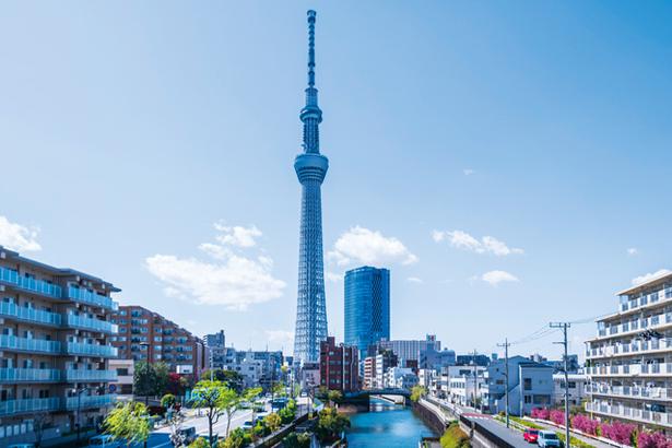 Pemandangan Tokyo Skytree® dari Jembatan Jikken. Desain eksterior menara ini dalam warna asli Jepang tradisional yaitu aijiro atau putih kebiruan.
