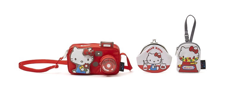 (Kiri) Rectangular Camera Bag seharga 10.000 yen, (tengah) Coin Purse seharga 5.500 yen, (kanan) Domed Charm seharga 5.000 yen
