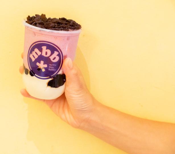 Oreo Tapioca Smoothie yang dijual dengan harga 730 yen untuk ukuran besar adalah tambahan terbaru untuk menu di toko. Stroberi, keju, dan Oreo renyah digabungkan untuk membuat minuman lezat ini.
