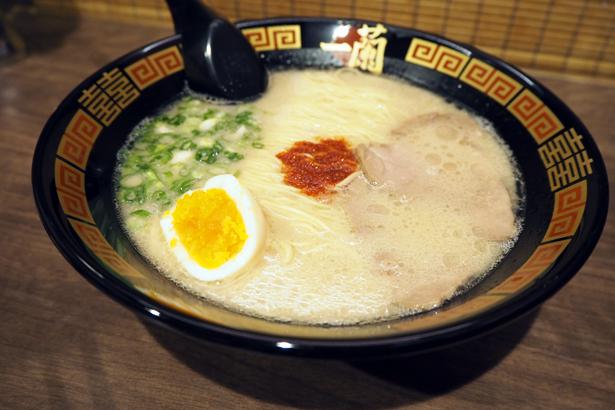 Menyantap telur bersama Tennen Tonkotsu Ramen Ichiran seharga 890 yen terasa lezat!