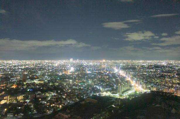 Ada kursi bangku di observatorium 360 derajat.