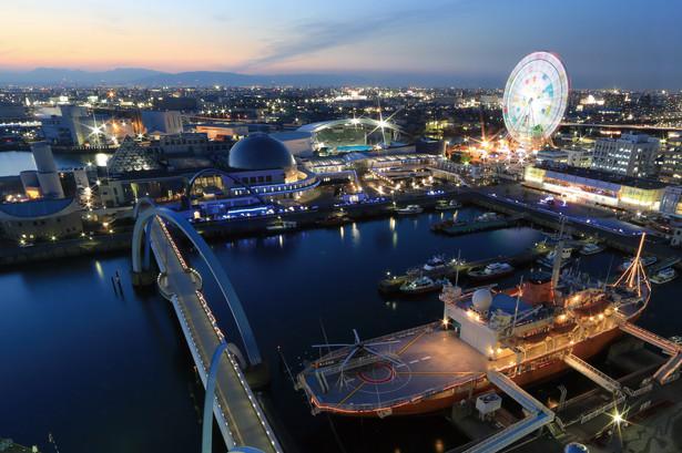 Kincir Ria di Nagoya Port Sea Train dan Kapal Penelitian Antartika Fuji menciptakan pemandangan malam yang menakjubkan.