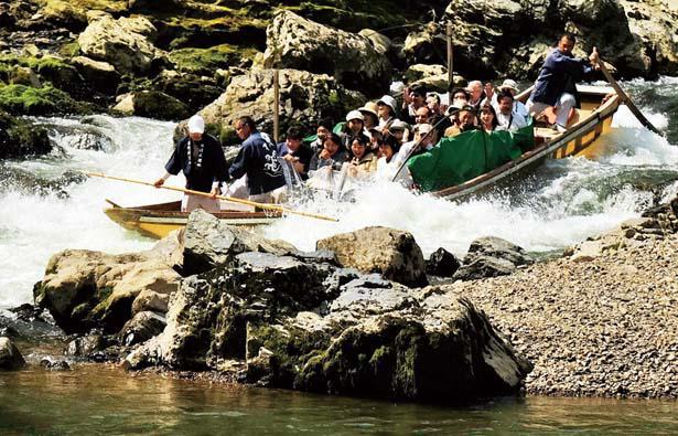 Lihatlah batu-batu kasar di sungai dan bebatuan dengan bentuk yang unik dari dekat.