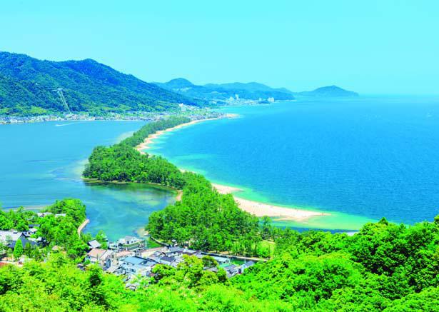 Pemandangan menakjubkan dari Amanohashidate View Land di selatan Taman Amanohashidate.