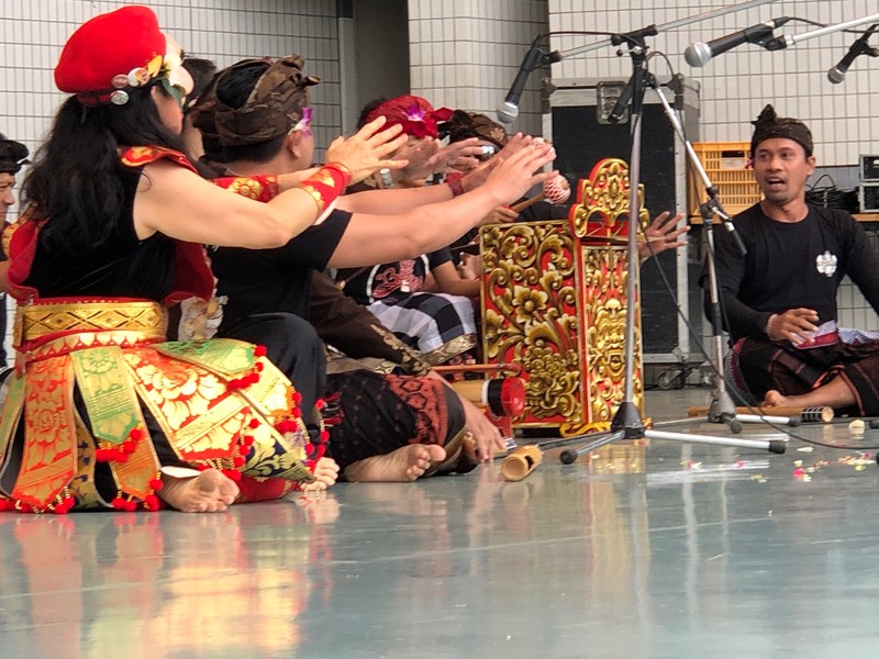 Pertunjukan Tari Indonesia di “Nihon Indonesia Shimin Yuuko Festival” di lapangan Ampiteater taman Yoyogi. 
