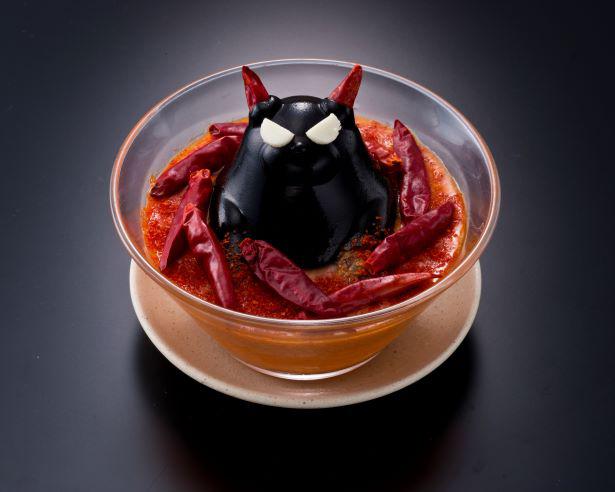 Super Spicy! Devil Hotpot. Hidangan ini menampilkan Pitch Black Devil Collagen yang mencolok dan ditempatkan di tengah tororo yang dididihkan magma vulkanik (parutan yam).