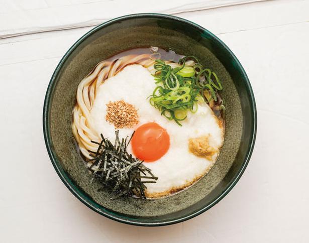 Yamakake Udon memiliki basis sup yang kaya. Ubi dan telur menempel pada mie saat dimakan.