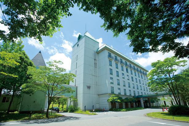 Hotel ini dikelilingi oleh sifat dataran tinggi Kannabe.
