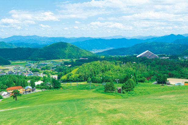 Lihatlah pemandangan indah dari puncak gunung!