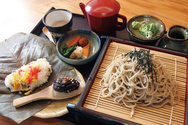 Nikmati soba dan Houba-zushi (sushi yang dibungkus dengan daun) dalam hidangan yang disebut Ennen Gozen.