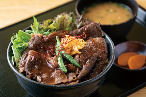 Mangkuk Yakiniku dengan berat 150 gram daging sapi Oita Wagyu yang dijual dengan harga 1.800 yen) / Michi-no-eki Yufuin