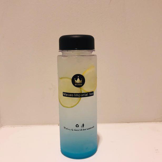 Blue Soda yang dijual dengan harga 550 yen (belum termasuk pajak) adalah minuman populer yang terkenal dengan rasa menyegarkan.