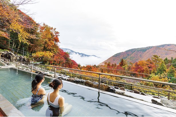 Pemandangan indah yang bisa dinikmati dari pemandian air panas terbuka Yunessun. 