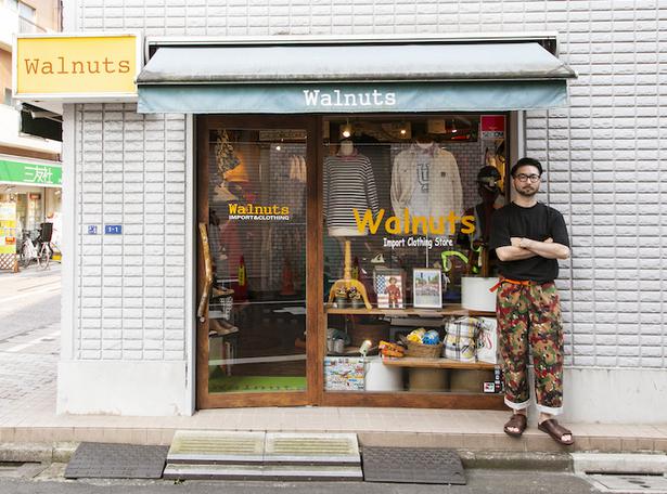 Papan toko warna kuning dengan nama toko, menjadi ciri khas toko ini. Toko berlokasi di pojok jalan utama, pintu masuknya di sisi lorong jalan. 
